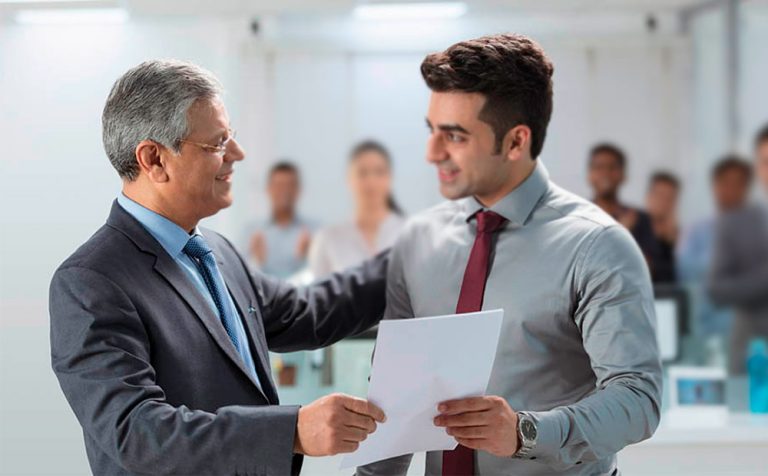 چگونه با کارمندی که درست کار نمیکند برخورد کنیم؟