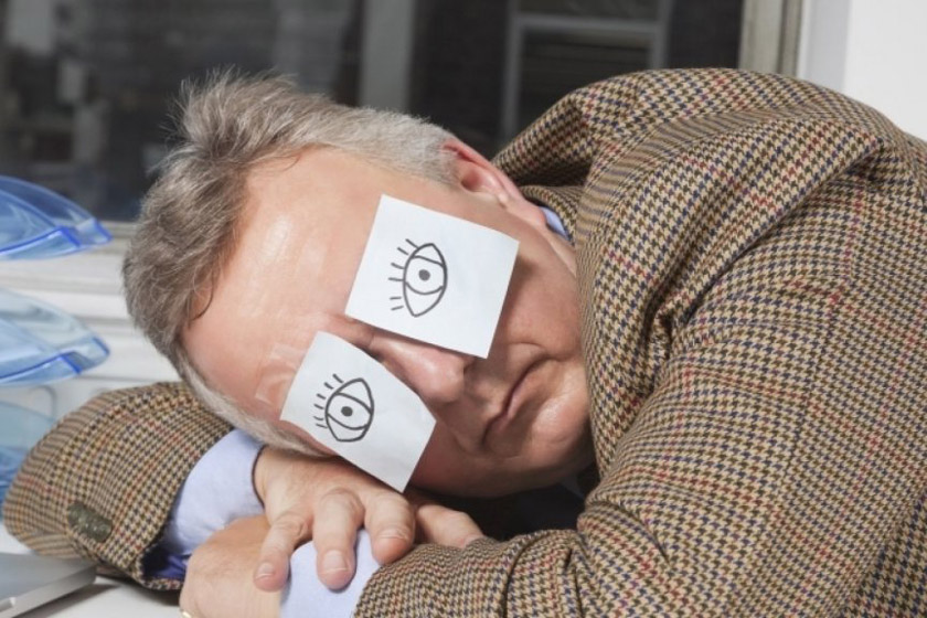 بیدار ماندن در محل کار